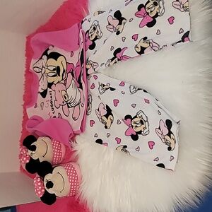 Preloved Minnie Mouse Pajama set size 4T with minne mouse slippers size 11/12 😍